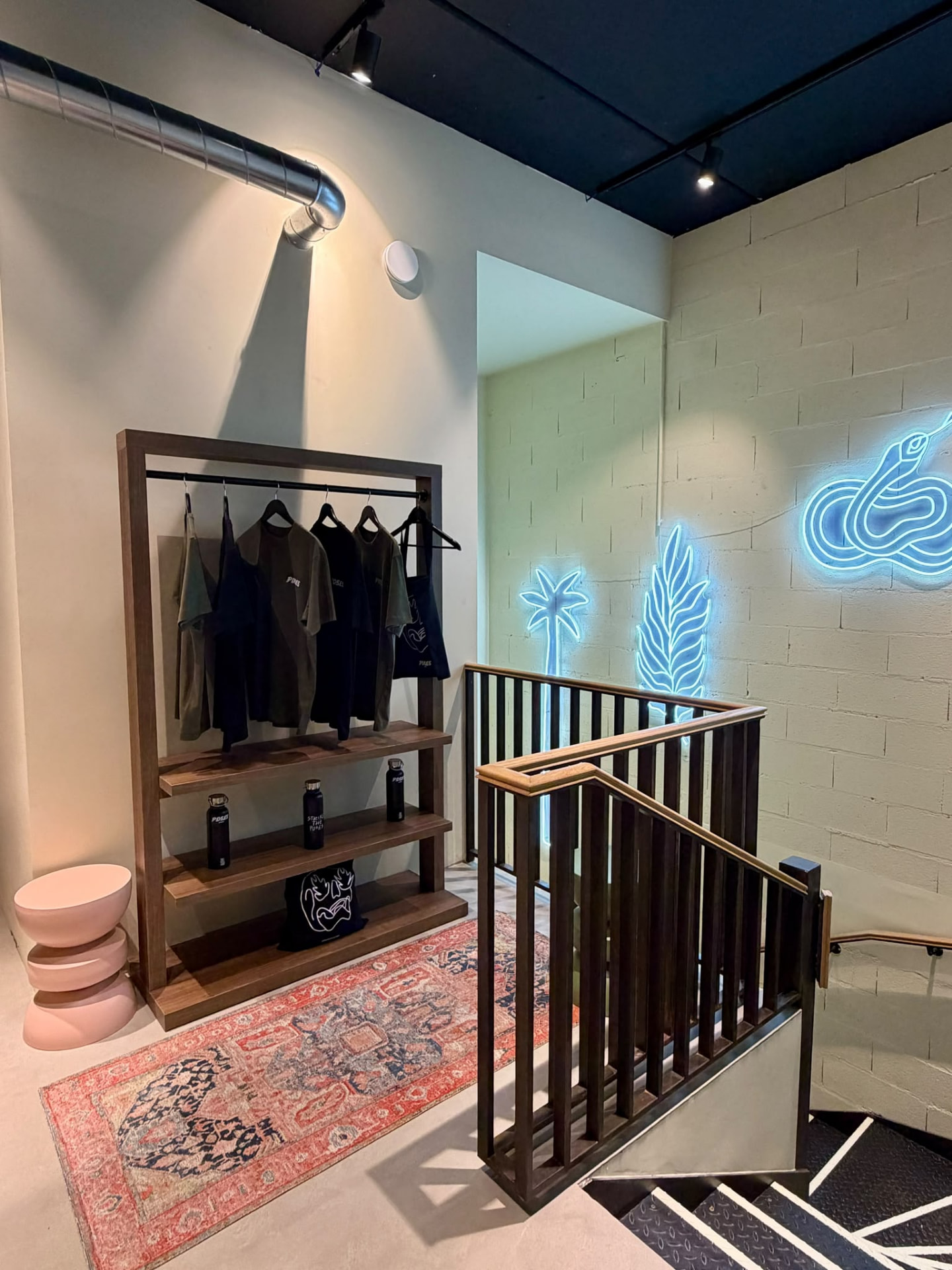 Espace boutique POSES avec néons