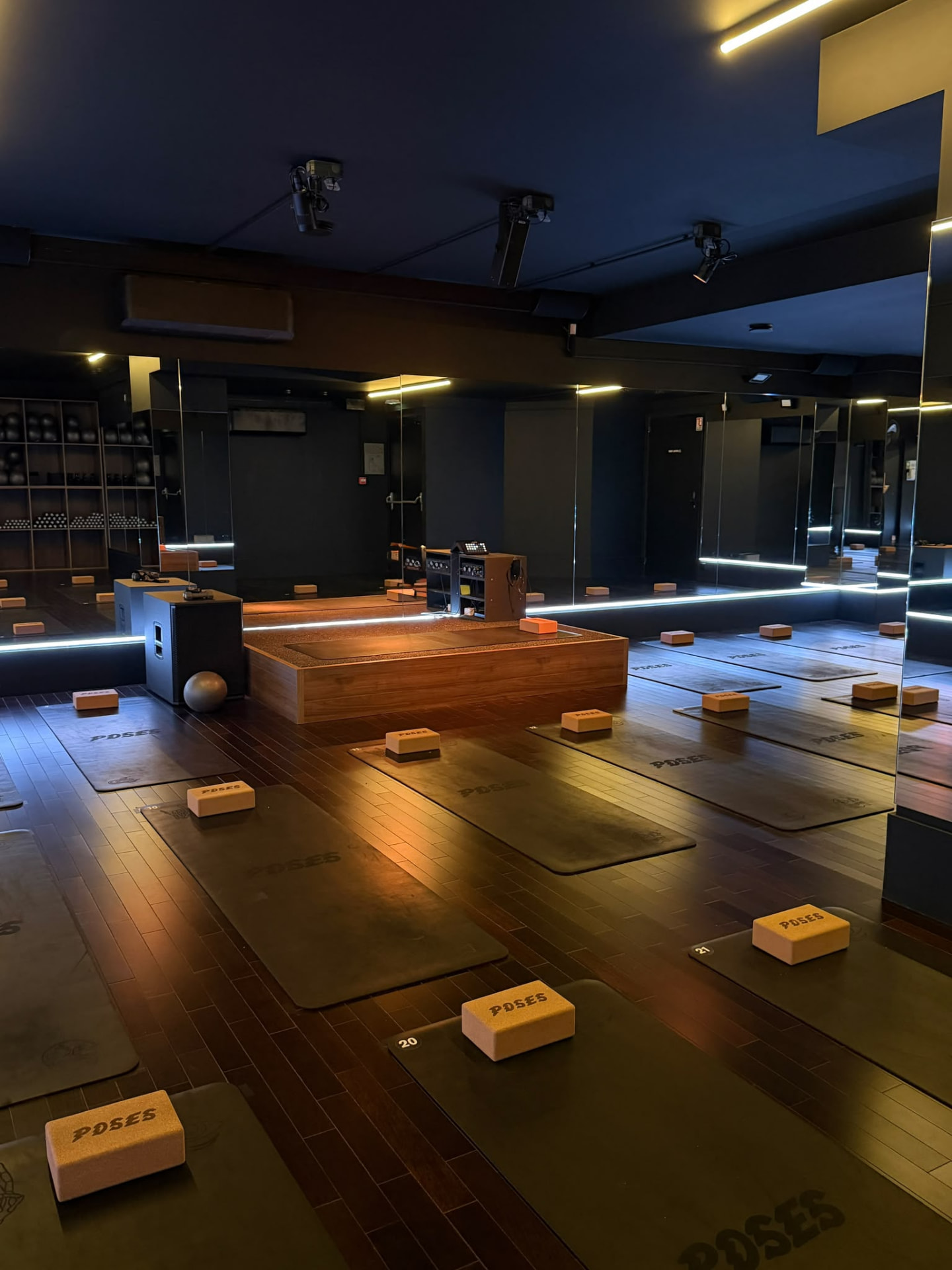 Studio POSES Levallois tapis et blocs de yoga