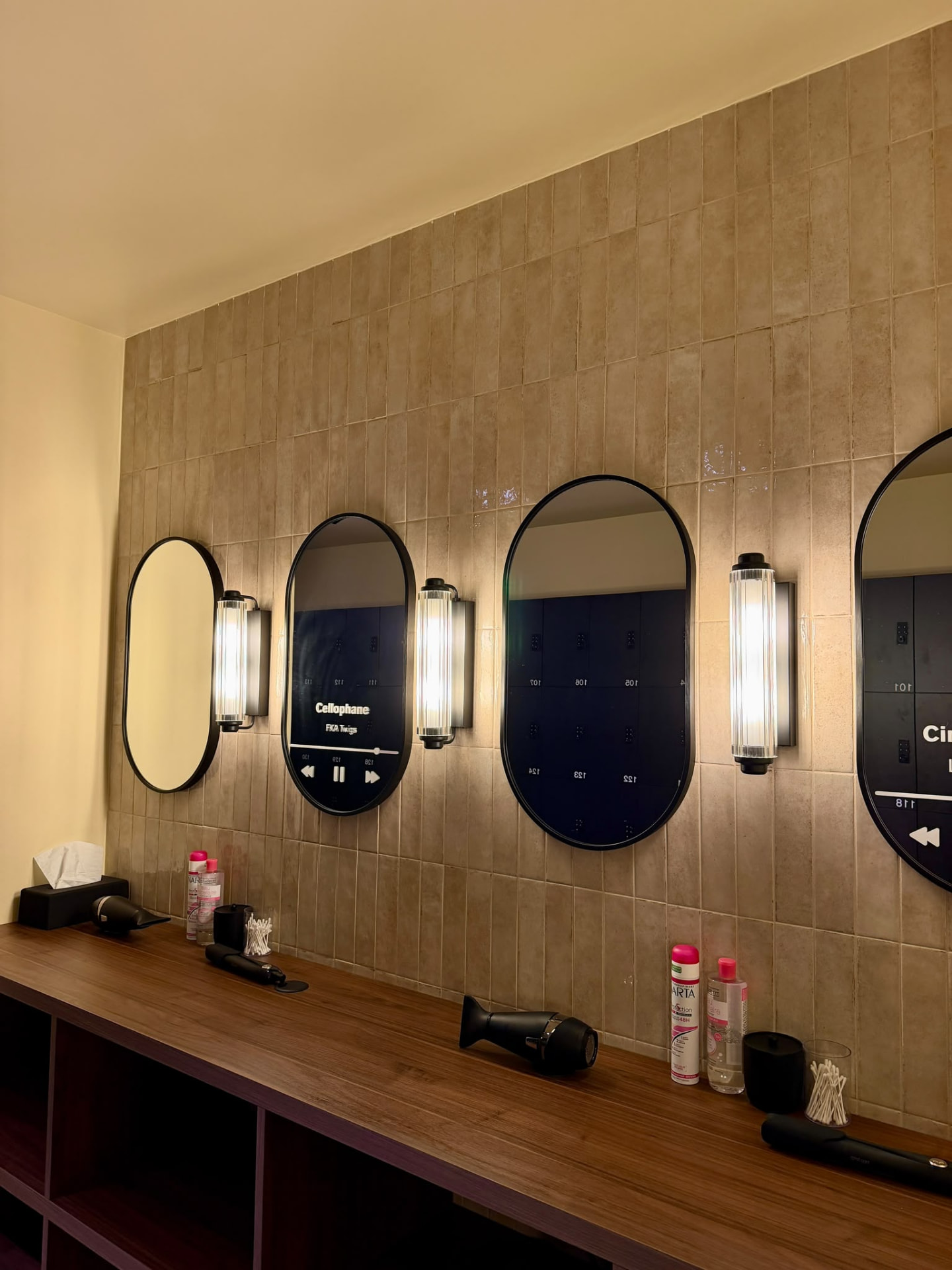 Miroirs et coin coiffure du vestiaire POSES