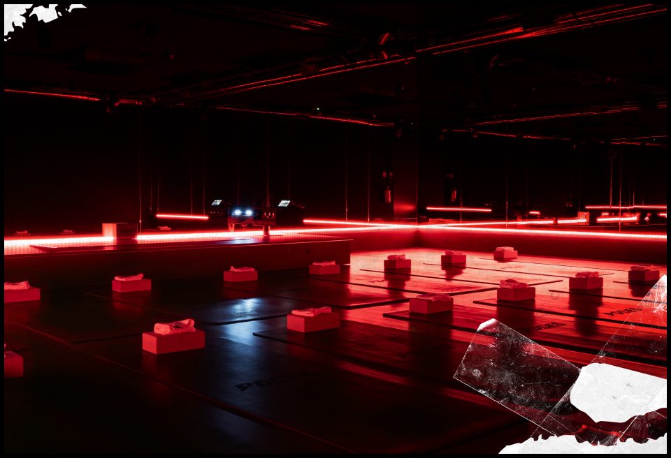 Studio POSES Levallois — ambiance néon rouge
