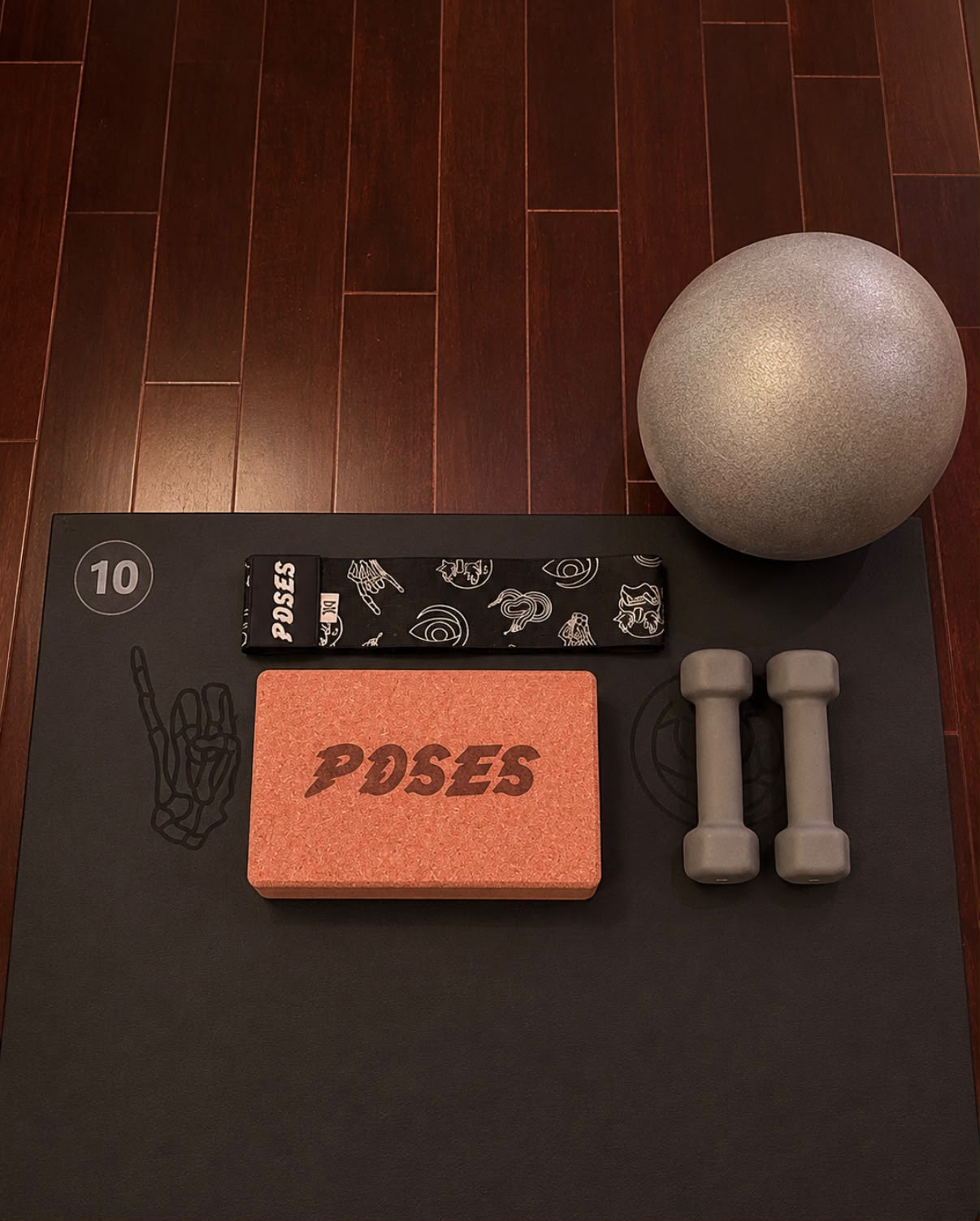 Matériel POSES tapis, bloc, ballon et haltères